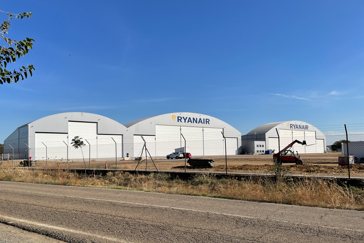 La empresa constructora Sando ha concluido la ejecución del nuevo hangar para la aerolínea Ryanair. Esta infraestructura corresponde a la fase dos del proyecto y se compone de dos edificaciones unidas.