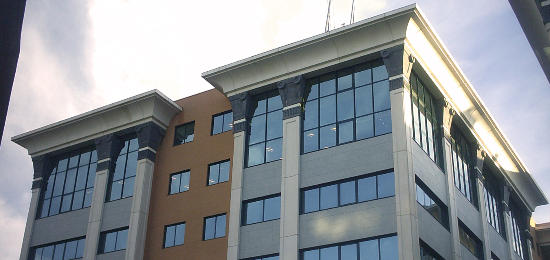 Sando ejecuta la construcción del complejo de oficinas en la avenida de Manoteras, formado por dos edificios 626 plazas de aparcamiento.