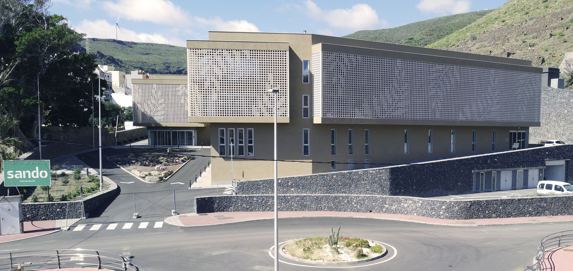 Sando ejecuta el Centro Sociosanitario de La Gomera, un complejo compuesto por un centro para personas mayores y un centro de día.
