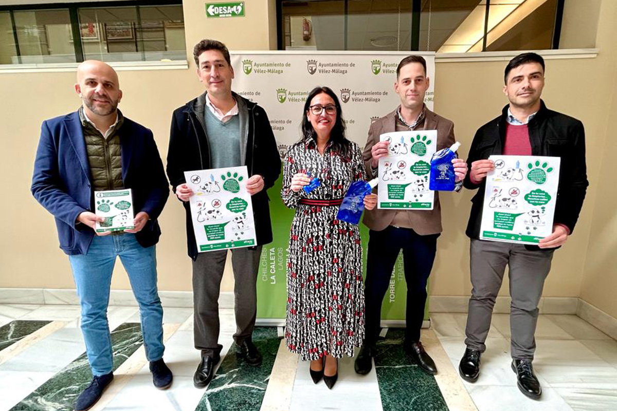 Althenia Sando, junto al Ayuntamiento de Vélez-Málaga, han lanzado una campaña de concienciación ciudadana orientada a dueños de mascotas.