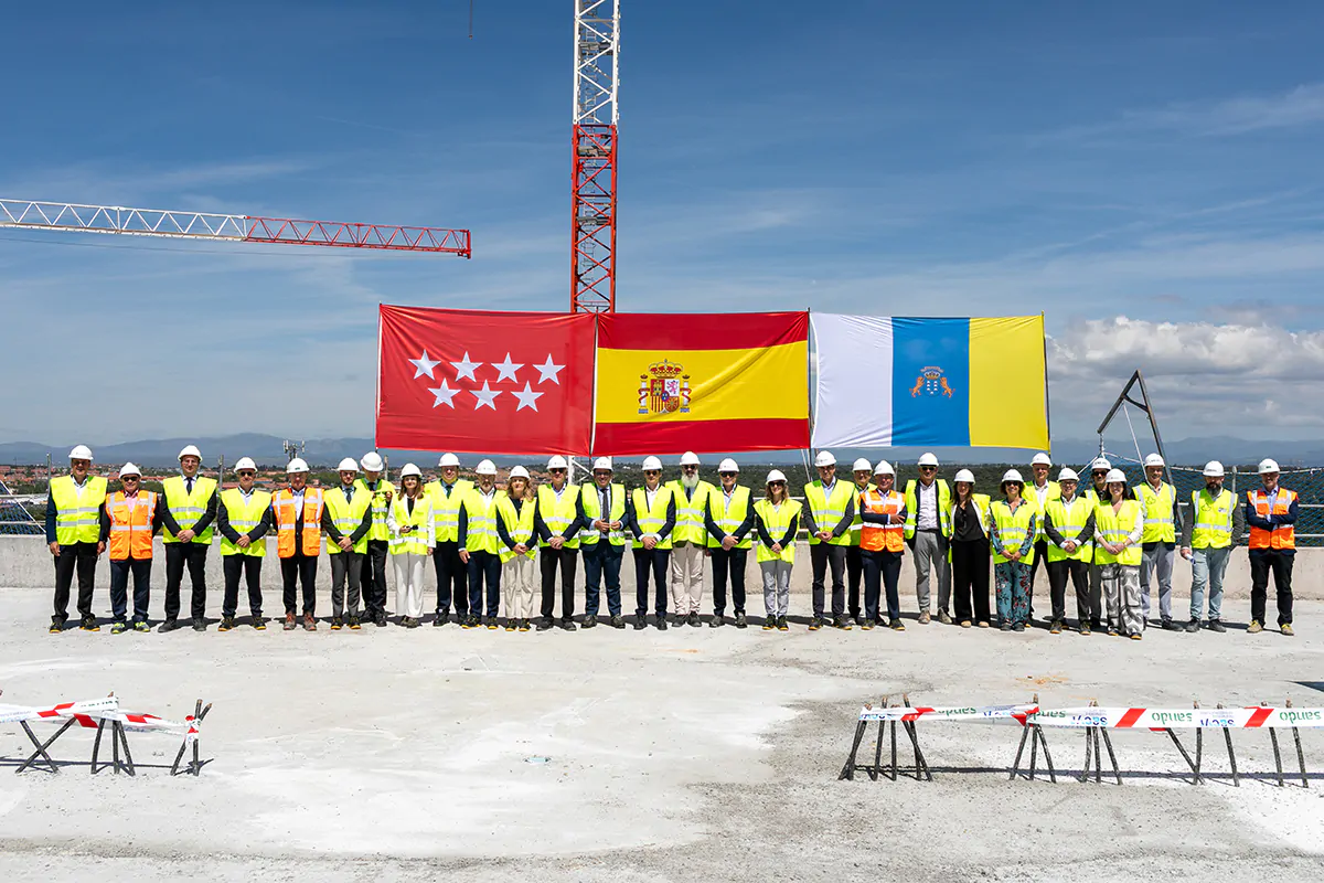 Sando Construcción ha celebrado el acto de puesta de bandera tras concluir la estructura principal del edificio del Hospital General Universitario en Boadilla del Monte, que construye junto a Sacyr para la empresa Hospiten.