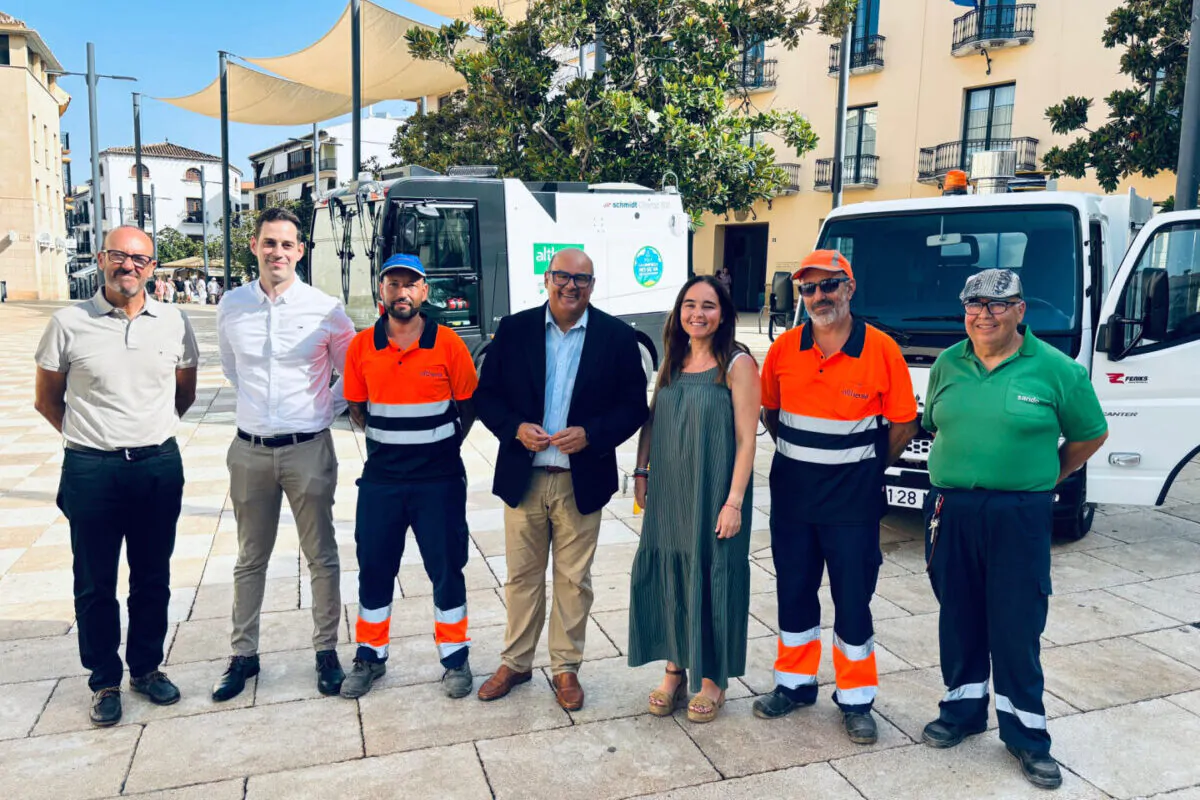 Althenia Sando, empresa adjudicataria del servicio de limpieza viaria en Vélez-Málaga, ha incorporado dos nuevas unidades de maquinaria especializada que permitirán mejorar la eficiencia y calidad del servicio en el municipio. La presentación oficial ha tenido lugar en la plaza de Las Carmelitas, con la presencia del alcalde de Vélez-Málaga, Jesús Lupiáñez, y del jefe de servicio de Althenia Sando, Javier Ruiz.