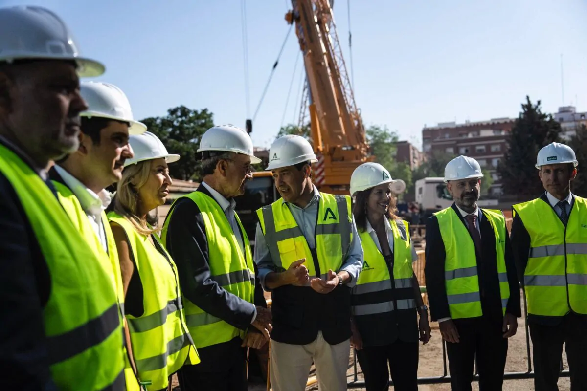 El presidente de la Junta de Andalucía, Juanma Moreno, ha visitado esta mañana las obras de la Línea 2 del Metro de Málaga al Hospital Civil, en el tramo Hilera–Eugenio Gross, que ejecuta la empresa Sando Construcción en UTE.