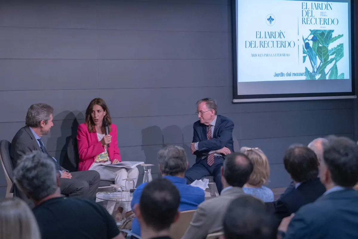 Althenia Sando ha participado en la confección del libro El Jardín del Recuerdo: árboles para la eternidad, editado por el Parque Cementerio de Málaga, Parcemasa. Una obra escrita al alimón por Ángel Enrique Salvo Tierra, Rafael Guerrero Gómez, Rocío Guerrero del Río y Pablo Cozano Pérez, y que pone en valor el patrimonio botánico del espacio verde homónimo, recientemente inaugurado.