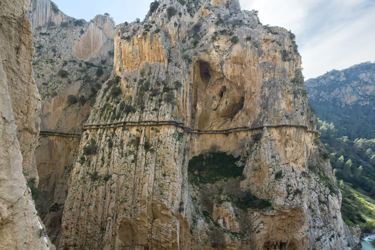 El proyecto de rehabilitación del Caminito del Rey en Málaga ha dejado huella. Sando Construcción hizo realidad hace diez años la recuperación de un elemento clave del patrimonio histórico e industrial de la provincia. Un hito que ha impulsado el desarrollo económico y social de la comarca y que supone un impacto económico anual de 64 millones de euros. Anoche se presentó un documental sobre lo que ha significado este proyecto: “El espíritu del Caminito”.