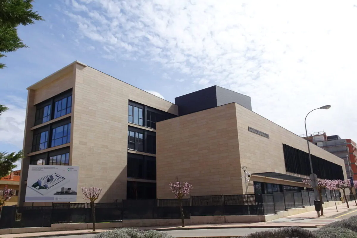 La nueva comisaría provincial de la Policía Nacional en Soria, realizada por Sando Construcción, ha sido reconocida en la tercera edición de los Premios Saint-Gobain a la Mejor Práctica de Construcción Sostenible en España, en la categoría de Administración Pública. El galardón, otorgado al promotor, la Sociedad de Infraestructuras y Equipamientos Penitenciarios y de la Seguridad del Estado (SIEPSE), destaca el compromiso del proyecto con la sostenibilidad, la eficiencia energética y la economía circular.