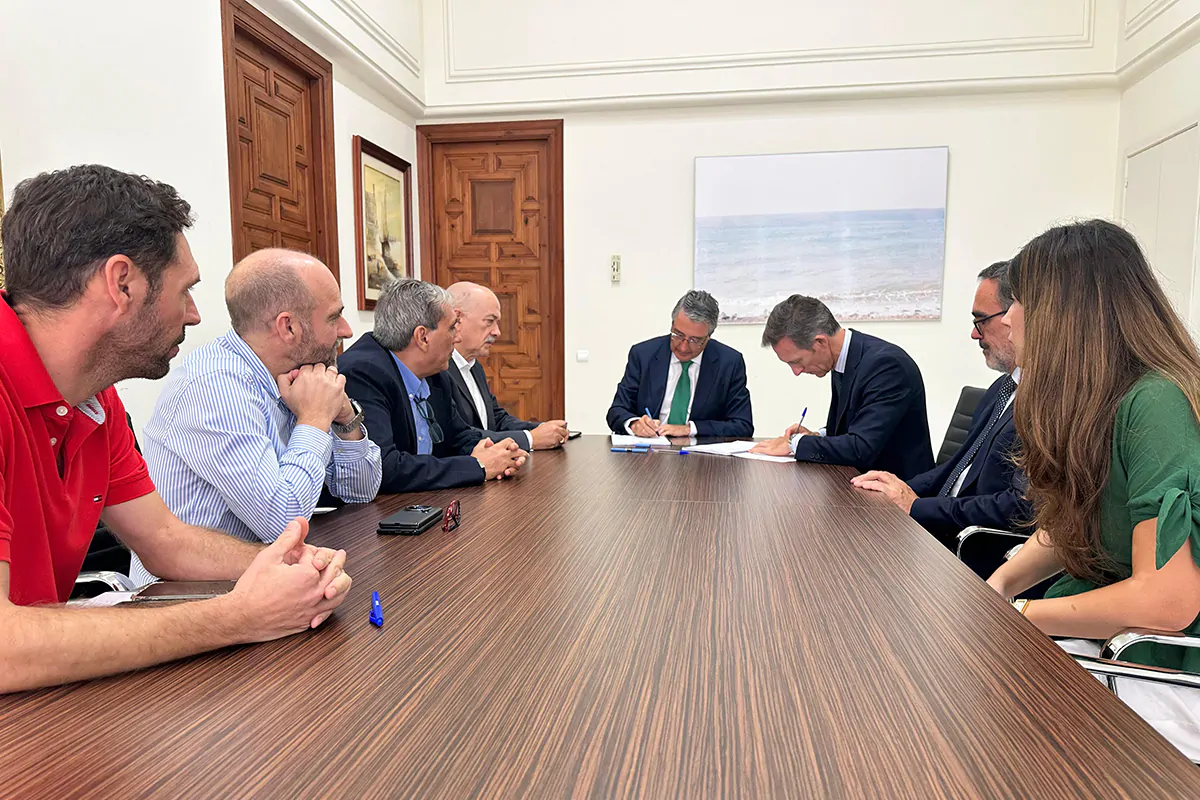 El alcalde de Rincón de la Victoria, Francisco Salado, y el presidente ejecutivo de Sando, Luis Sánchez Manzano, han suscrito el nuevo contrato por el que Conacon Sando prestará los servicios de conservación, mantenimiento y reparación de las infraestructuras, edificaciones, playas y equipamientos vinculados al Ayuntamiento.