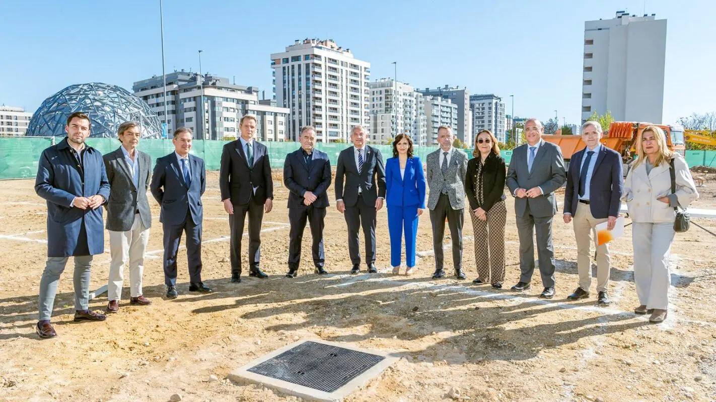 La colocación de la primera piedra del nuevo Centro Territorial de Castilla y León de RTVE marca el inicio de las obras de construcción de un proyecto que unificará en un mismo espacio las instalaciones de Televisión Española (TVE) y Radio Nacional de España (RNE) en la Ciudad de la Comunicación de Valladolid. La ejecutará Sando Construcción.
