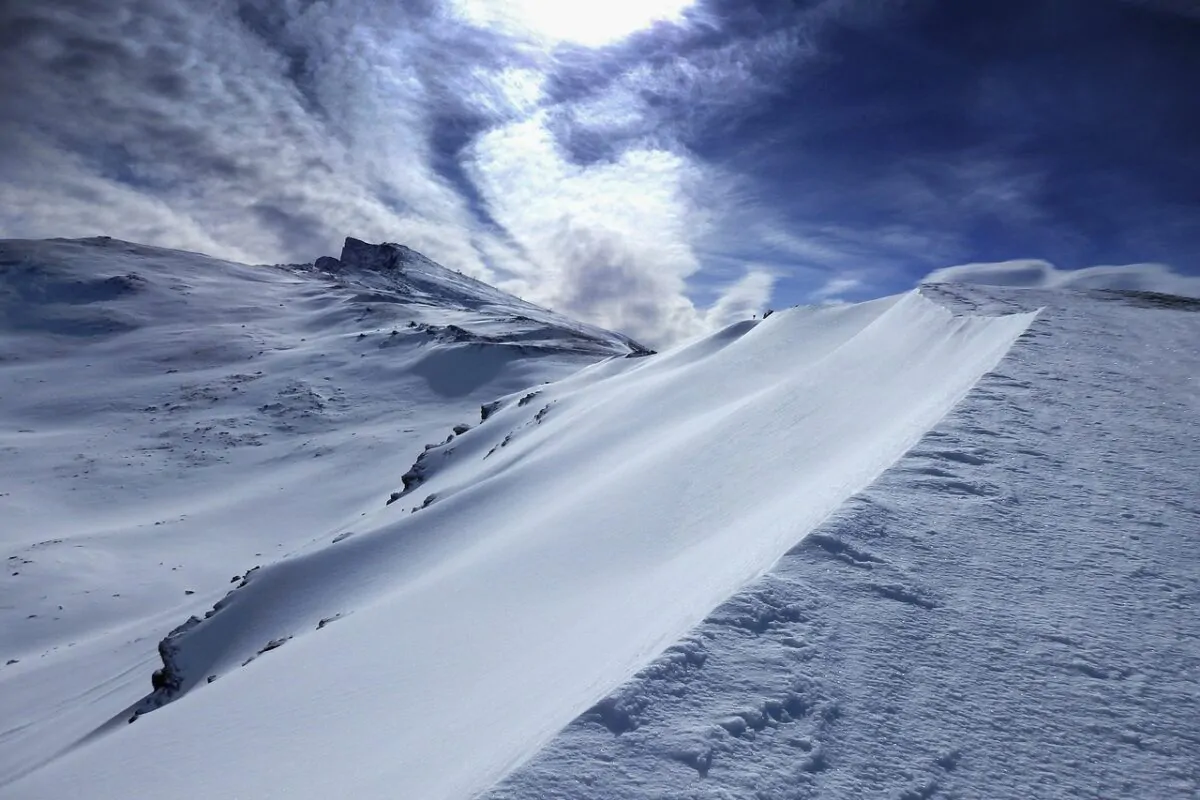Cetursa ha adjudicado a Conacon Sando un proyecto que implicará la modernización integral del sistema de alumbrado en varias pistas de la estación de esquí de Sierra Nevada, en Granada. Este actuación, orientada a consolidar un modelo de gestión más eficiente y respetuoso con el entorno natural, se ubica dentro del Plan Estratégico Sierra Nevada 2020-2030.