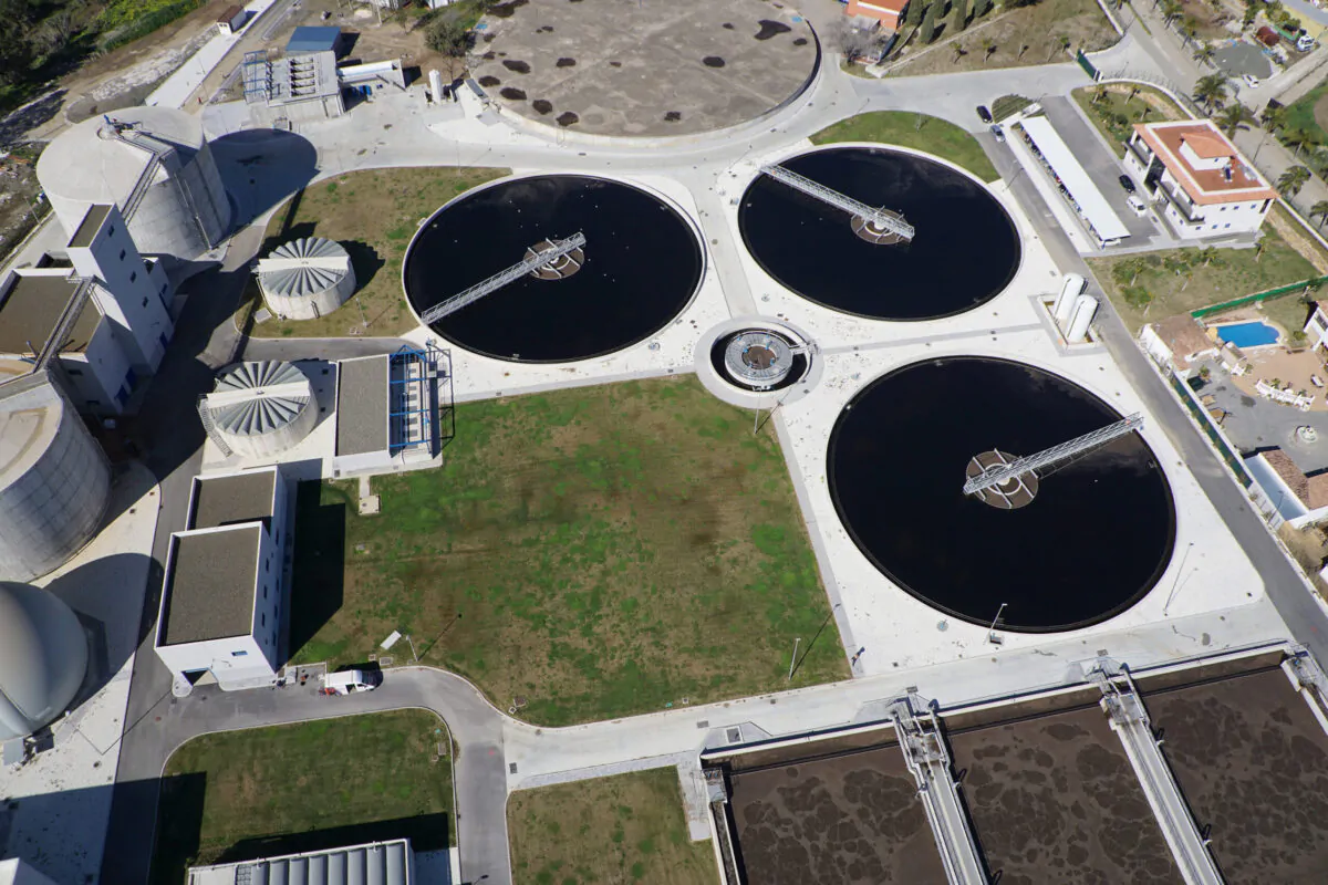 El proyecto DEAR, cofinanciado por CTA y con colaboración de la Universidad de Málaga, plantea la desalinización electrodialítica para reducir la conductividad del agua y aprovechar los productos químicos existentes en el agua.