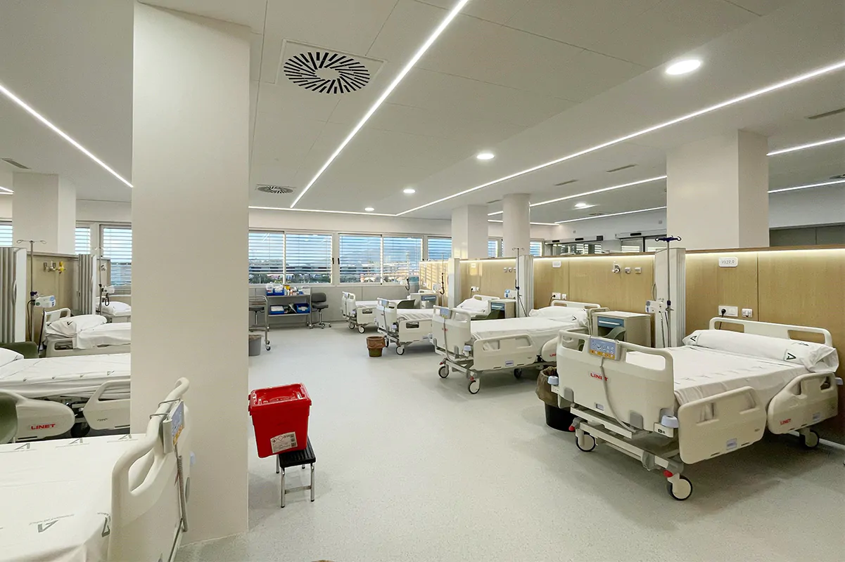 El nuevo Hospital de Día Oncohematológico de Málaga, situado en el Hospital Universitario Virgen de la Victoria, ha abierto sus puertas tras la inauguración por parte del presidente de la Junta de Andalucía, Juan Manuel Moreno. Sando Construcción, a través de su línea especializada en proyectos sanitarios, ha llevado a cabo unas obras que han triplicado el espacio y la capacidad con una inversión de cinco millones de euros.
