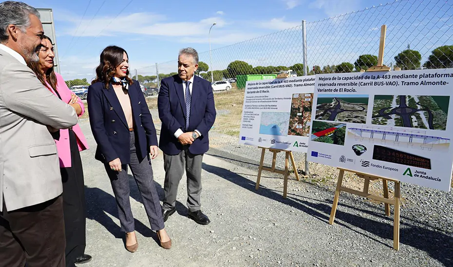 Las obras de ampliación de la carretera entre Almonte y El Rocío con un carril BUS-VAO reversible incorporarán un sistema piloto diseñado específicamente para esta carretera en colaboración con la Dirección General de Tráfico (DGT) que determinará el sentido de la circulación en función de la demanda del tráfico.