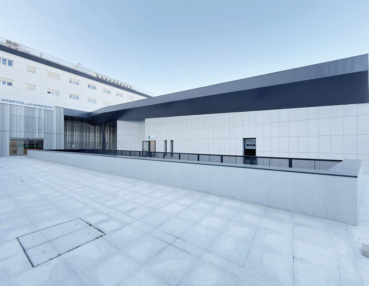 Sando Construcción, a través de su línea especializada en infraestructuras sanitarias, ha finalizado el proyecto de ampliación del Hospital Comarcal de la Axarquía. Una intervención estratégica que ha permitido incrementar los espacios funcionales del centro y habilitar nuevas dependencias destinadas a la asistencia sanitaria.