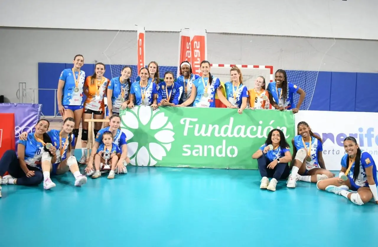 El Club de Voleibol Cuesta Piedra de Santa Cruz de Tenerife ha sellado este fin de semana su ascenso a la Liga Iberdrola, la máxima categoría del voleibol femenino nacional.