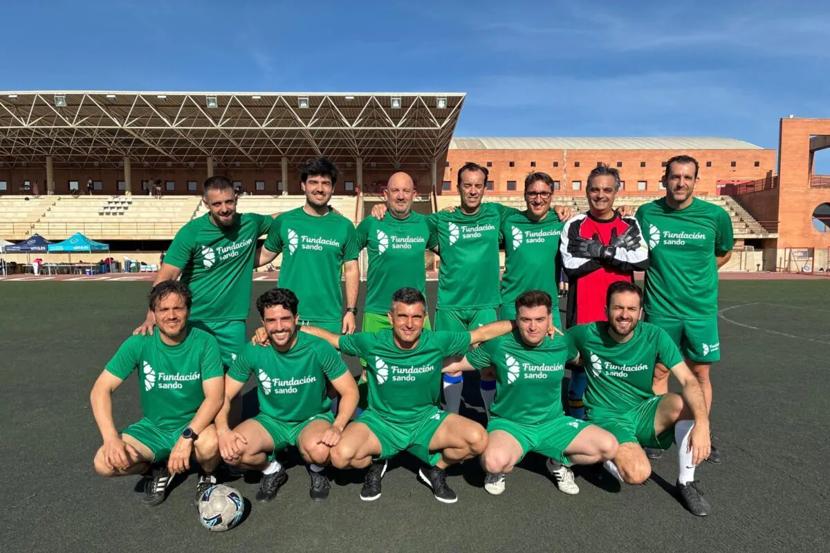 Fundación Sando ha vuelto a estar presente en el Torneo Solidario de Fútbol‑7 HRUM-Ibima Plataforma Bionand, una cita ya consolidada que une deporte, ciencia y compromiso social. La entidad ha participado con un equipo formado por profesionales del grupo, manteniendo así su presencia en las cuatro ediciones celebradas hasta la fecha para conseguir fondos para la investigación biomédica.