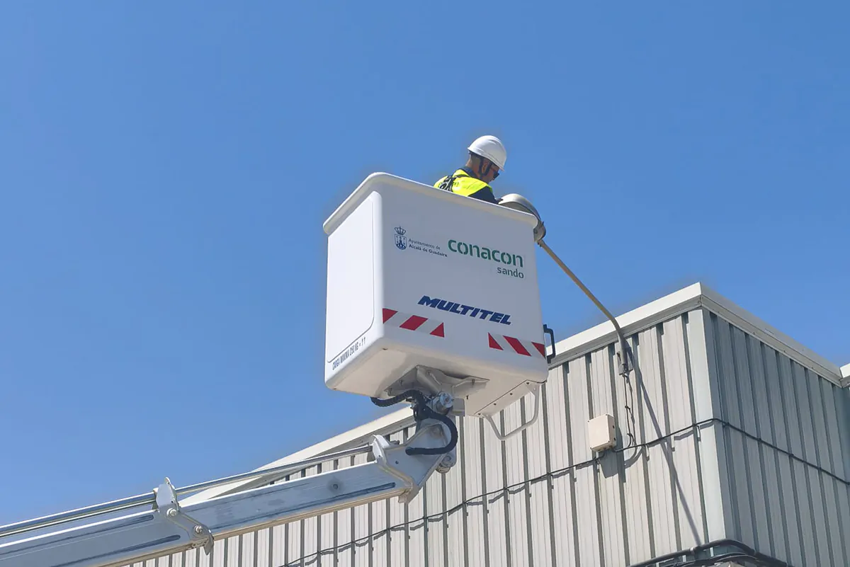Sando Conservación y Energía ha resultado adjudicataria del servicio de conservación y mantenimiento del alumbrado público exterior de Alcalá de Guadaíra, una red integrada por más de 11.000 puntos de luz y 155 cuadros de mando distribuidos por todo el municipio sevillano.