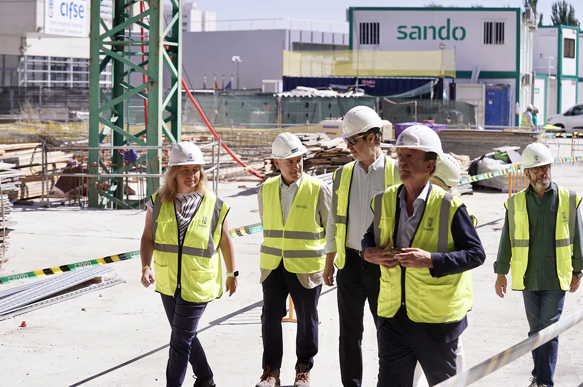 La vicealcaldesa de Madrid y delegada de Seguridad y Emergencias, Inma Sanz, ha visitado las obras del nuevo aulario del Centro Integral de Formación de Seguridad y Emergencias (CIFSE), acompañada por la delegada de Obras y Equipamientos, Paloma García Romero, el concejal de Latina, Alberto González, y el director de Zona Centro de Sando Infraestructuras y Proyectos, Francisco Caballero.