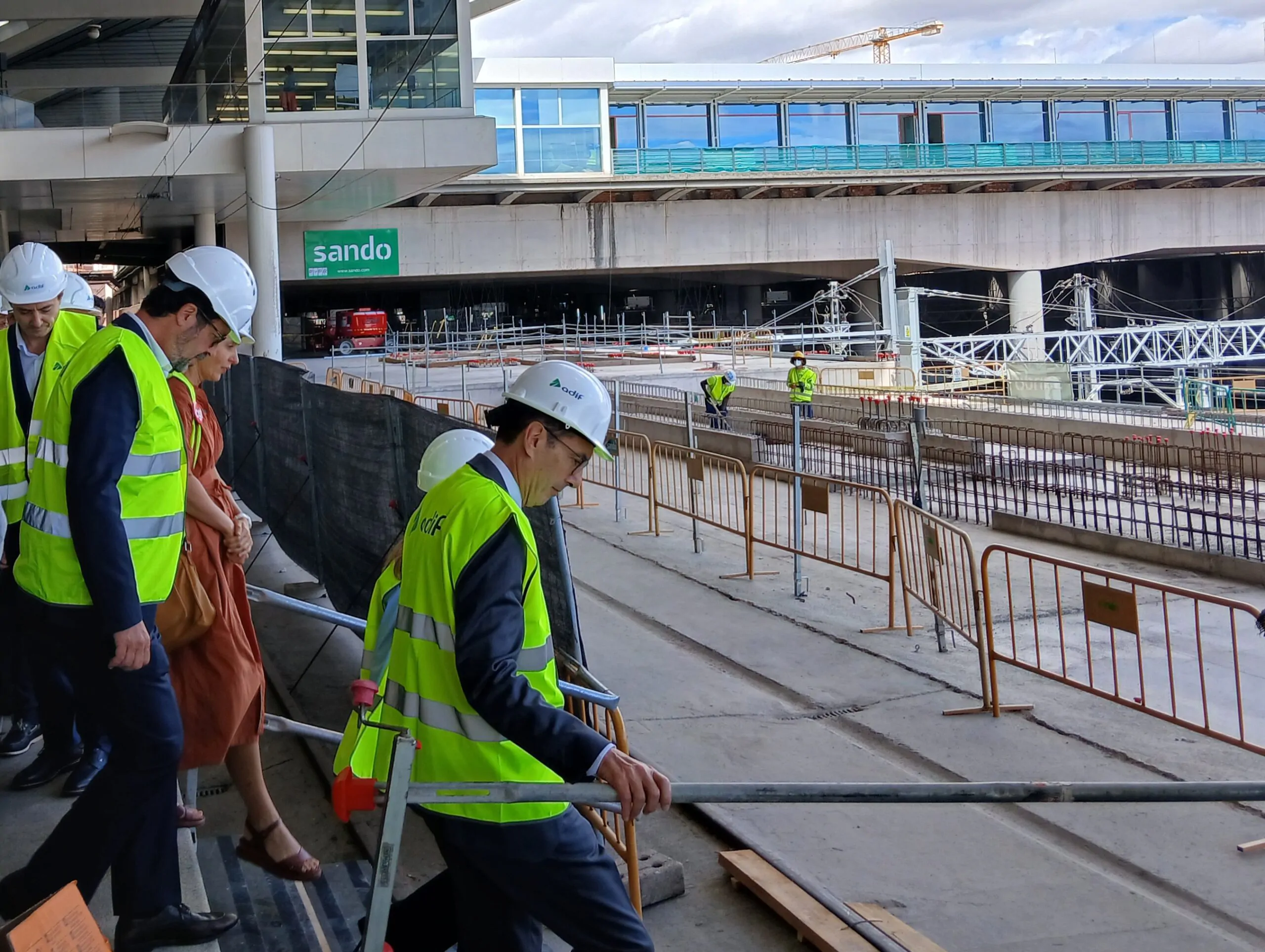 Sando Infraestructuras y Proyectos expone al ministro de Trabajo de Francia su modelo de prevención frente al calor extremo en las obras de ampliación de Madrid Puerta de Atocha